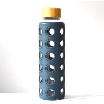 Горячая продажа стеклянная бутылка для воды с бамбуковой крышкой 550 мл Стеклянная бутылка для воды с силиконовым рукавом